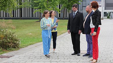 Gruppe geht über den Campus