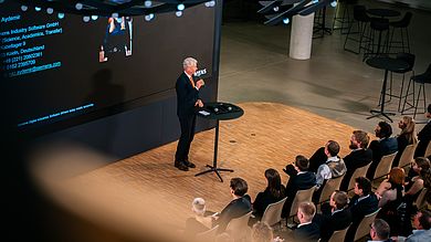 Auch Hochschulpräsident Prof. Dr. Clemens Bulitta sprach zur Enthüllung des neuen Running Snail Rennwagens