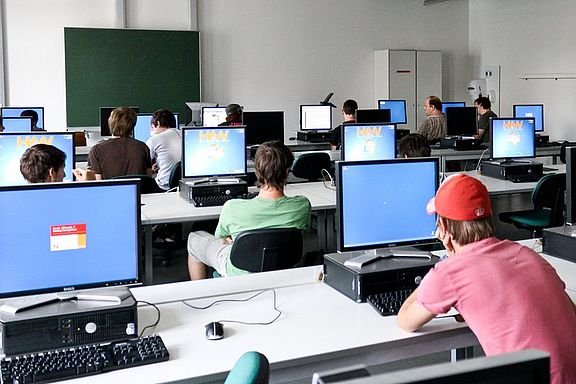 Studenten im Labor für Informatik