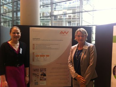 Prof. Andrea Klug und Dr. Carolin Hagl: Posterpräsentation zur Studieneingangsphase