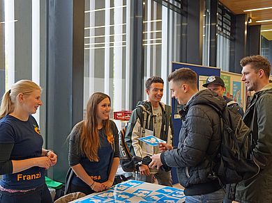 Besucher am Stand von OTHealthy