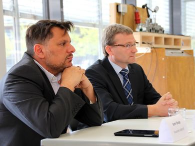 Samir Binder, Fraunhofer UMSICHT Sulzbach-Rosenberg, und Prof. Dr.-Ing. Oliver Brückl, OTH Regensburg