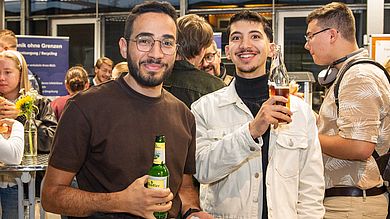 Zwei Studenten mit Getränk in der Hand