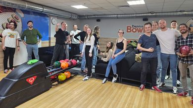 Personen auf einer Bowlingbahn