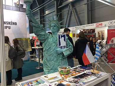 Eine Person ist als die Freiheitsstatue verkleidet