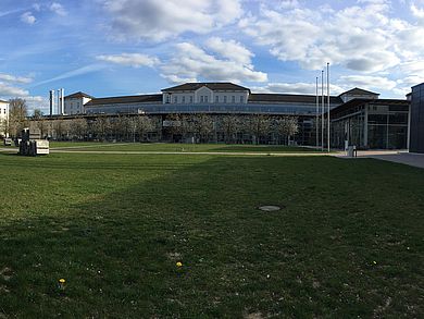leere Wiese vor der Fakultät Maschinenbau