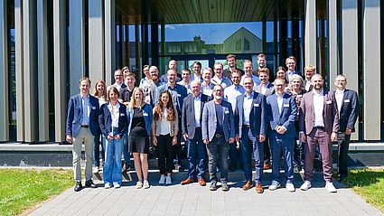 Gruppenfoto vor dem Hörsaalgebäude