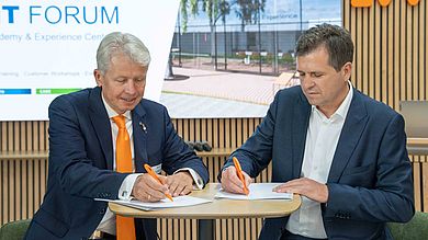 Prof. Dr. Clemens Bulitta (l.), Präsident der OTH Amberg-Weiden und Thomas Fritsch (r.), Geschäftsführer der HT Group, unterzeichnen die Kooperationsvereinbarung (Quelle: Birgit Pechler/ HT Group)