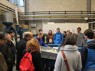 SchülerInnen im Recycling-Labor