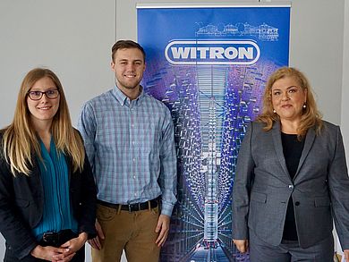 Melanie Käs und Nathan Royer von WITRON mit Elisabeth Häusler-Loffler, Lehrkraft für besondere Aufgaben im Fachbereich Wirtschaftsingenieurwesen an der OTH in Weiden 