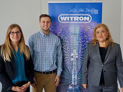 Melanie Käs und Nathan Royer von WITRON mit Elisabeth Häusler-Loffler, Lehrkraft für besondere Aufgaben im Fachbereich Wirtschaftsingenieurwesen an der OTH in Weiden 