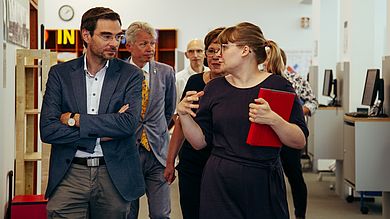Auch die Bibliothek am Campus Weiden war Teil des Rundgangs. Durch die Fraktionsinitiative können hier neue Lernräume geschaffen werden.