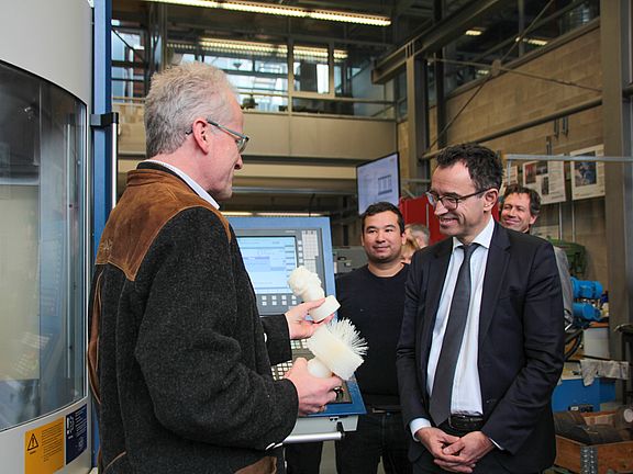 Professor Blöchl zeigt einen im 3D-Druck gefertigten Einsteinkopf