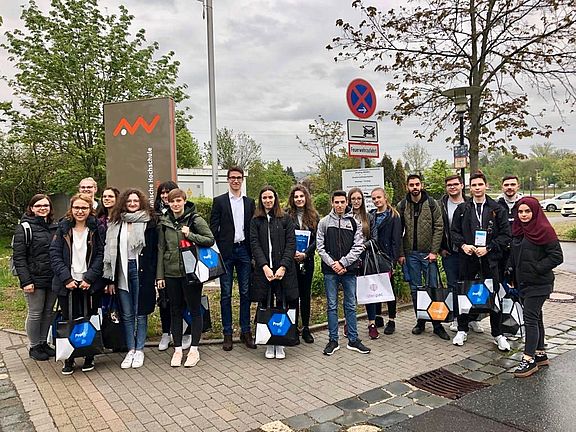 Die Studierenden vor der Abfahrt an der OTH in Weiden