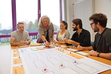 Studiengangsleiterin Dr. Gabriele Murry mit Studierenden 