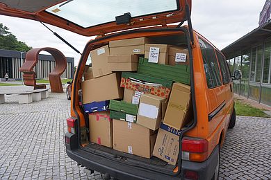 Der Transporter von Johannes Klein, Koordinator der Aktion „Brillen weltweit“, ist randvoll mit Spenden, als er die OTH Amberg-Weiden wieder verlässt 