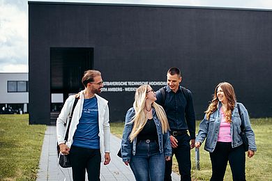Studierende vor Hörsaalgebäude in Weiden