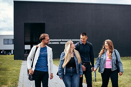 Studierende vor Hörsaalgebäude in Weiden