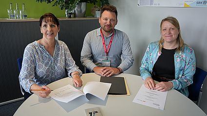Erika Bauer, Leiterin Personal bei Infineon Regensburg, Prof. Dr. Simon J. Preis, Studiengangsleiter für Angewandte Wirtschaftsinformatik an der OTH Amberg-Weiden, und Stefanie Schütz, Ausbildungsleiterin bei Infineon Regensburg unterzeichneten die Kooperationsvereinbarung