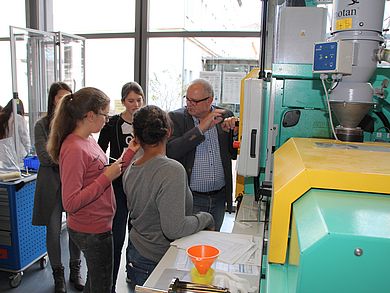 Prof. Hummich erklärt die Spritzgießmaschine