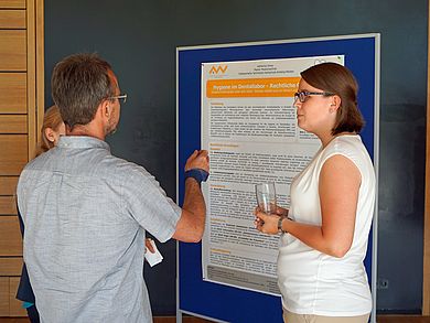 Poster-Ausstellung: Studierende im Gespräch mit einem Besucher