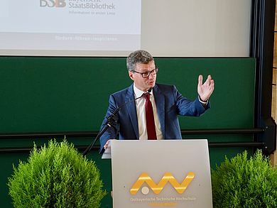 Staatsminister Bernd Sibler bei der Eröffnungsrede