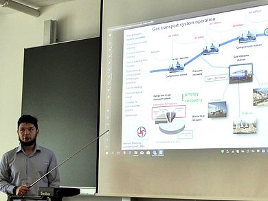 Maksim Smirnov M.Sc. beim Vortrag vor Studierenden im 6. Semester des Studiengangs „Erneuerbare Energien“