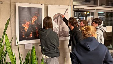 Studierende betrachtren Foto