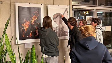 Studierende betrachtren Foto