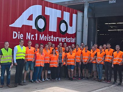 Die Exkursionsgruppe zusammen mit Florian Staratschek (1. von links) und Rüdiger Dehlfing (2. von links)