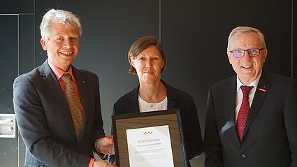 drei Personen posieren für ein Foto