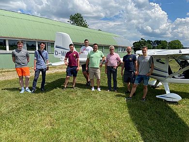 Gruppenfoto vor Hangar