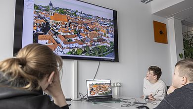 Monitor, auf dem Amberg von oben zu sehen ist
