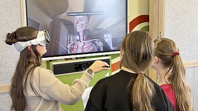 Auf Entdeckungsreise durch den menschlichen Körper: Eine Schülerin navigiert per Handgeste durch die 3D-Ansicht des Gefäß- und Knochensystems.