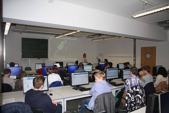 Im Rahmen der jährlichen Vortragsreihe zum Geistigen Eigentum des Studiengangs Patentingenieurwesen in Zusammenarbeit mit der Zentralen Studienberatung zeigte Prof. Dr. Versch in ihren Vorträgen „Patentinformationsquellen für Technik und Na-turwissen