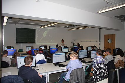 Im Rahmen der jährlichen Vortragsreihe zum Geistigen Eigentum des Studiengangs Patentingenieurwesen in Zusammenarbeit mit der Zentralen Studienberatung zeigte Prof. Dr. Versch in ihren Vorträgen „Patentinformationsquellen für Technik und Na-turwissen