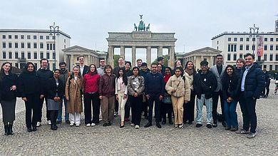 Gruppenfoto vor dem Brandenburger Tor