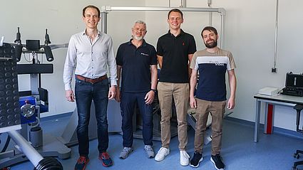 Start einer neuen Kooperation an der OTH Amberg-Weiden zwischen dem Leiter des ZLS, Prof. Dr. Christian Schmidkonz, Harald Biersack vom der DJK Weiden, Masterstudent Daniel Strobl und Laboringenieur Christopher Fleischmann