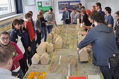 Mögliche Wege zum Thema Klimaschutz als gesellschaftliche Herausforderung zu finden, die Energiewende, das Energiesparen, Energieeffizienz und die Nutzung Erneuerbarer Energien viele dieser Themen wurden praktisch erforscht und durchleuchtet. (Foto: Karo