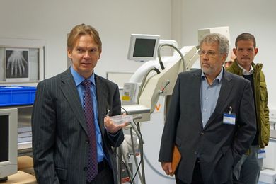Prof. Dr. Ralf Ringler (links) führt die Teilnehmerinnen und Teilnehmer der Fachtagung durch die medizintechnischen Labore der OTH Amberg-Weiden.