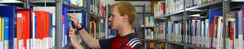 Student sucht ein Buch in der Bibliothek