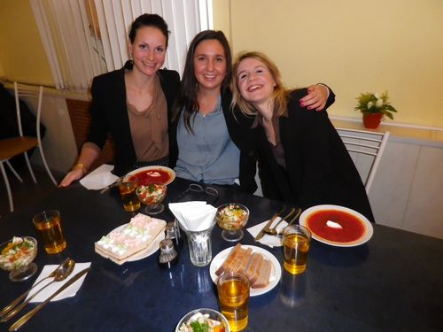 Sarah, Susanne und Magdalena in der Cafeteria der Universität