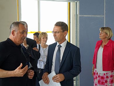 Architekt Stefan Kunnert (links) erläutert bautechnische Details des E-Houses. Architekt Stefan Kunnert (links) erläutert bautechnische Details des E-Houses.