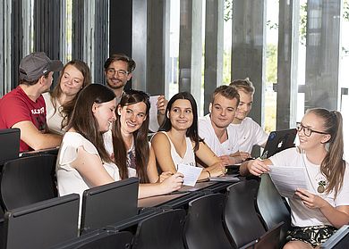 Junge Menschen im Hörsaal