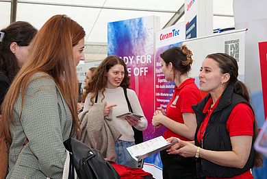 Studentin im Gespräch mit Unternehmensvertreterin