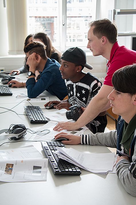 Teilnehmern von Integration kreativ wird etwas am Computer erklärt