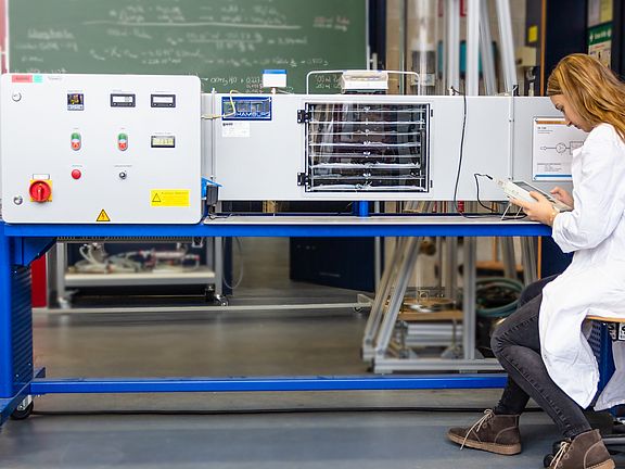 Studendtin arbeitet an einem Konvektionstrockner