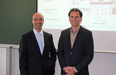 Am 03. Mai 2013 referierte Thomas Ulrich, Leiter des Bereichs „Gewerblicher Rechtsschutz“ bei der BSH Bosch und Siemens Hausgeräte GmbH, im Rahmen der Vorlesung „FuE-Controlling“ von Prof. Dr. Thomas Tiefel (Fakultät MB/UT) zum Thema „The BSH