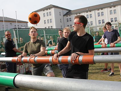 Studierende versuchen Ball zu treffen