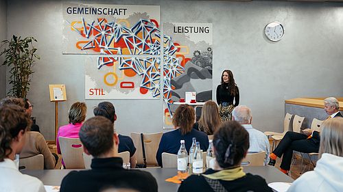 Katahina Gürtler vor ihrem Kunstwerk stehend